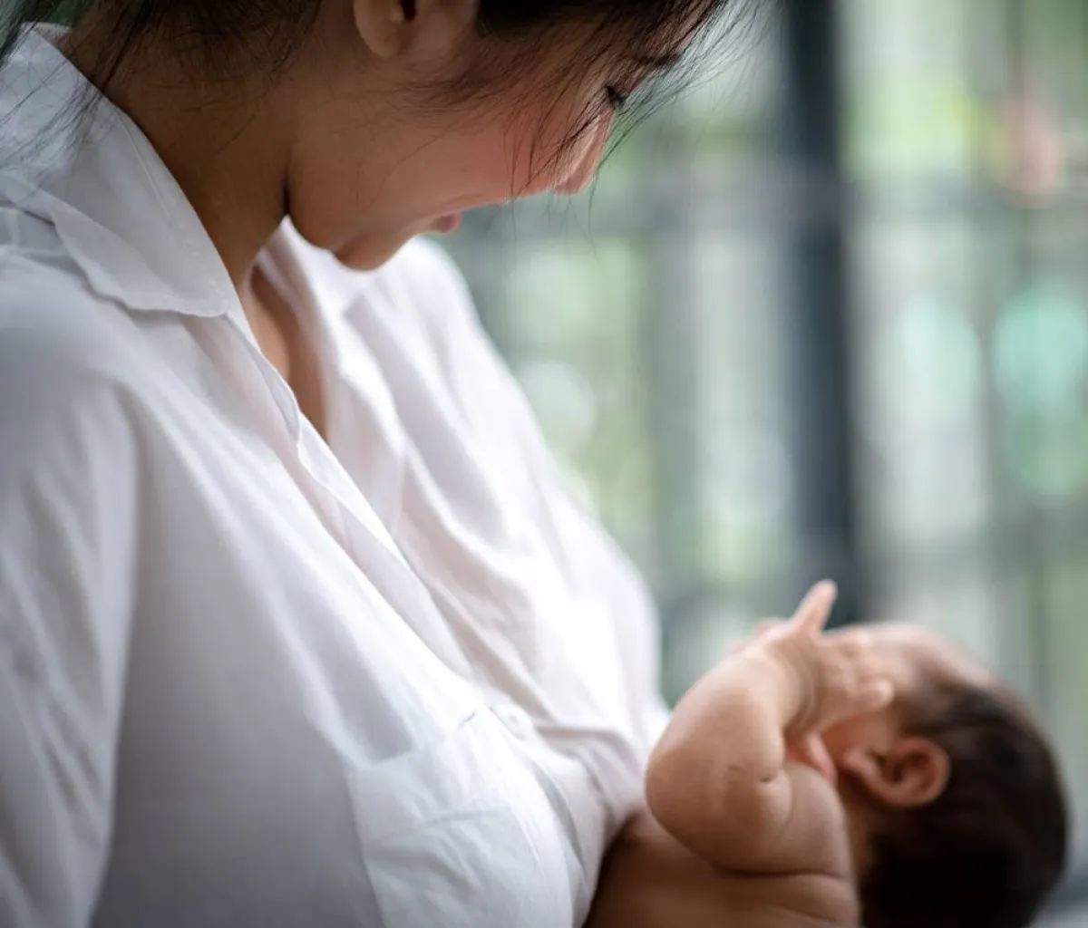 صورة لرضيع مصاب بحساسية الحليب بسبب الأم