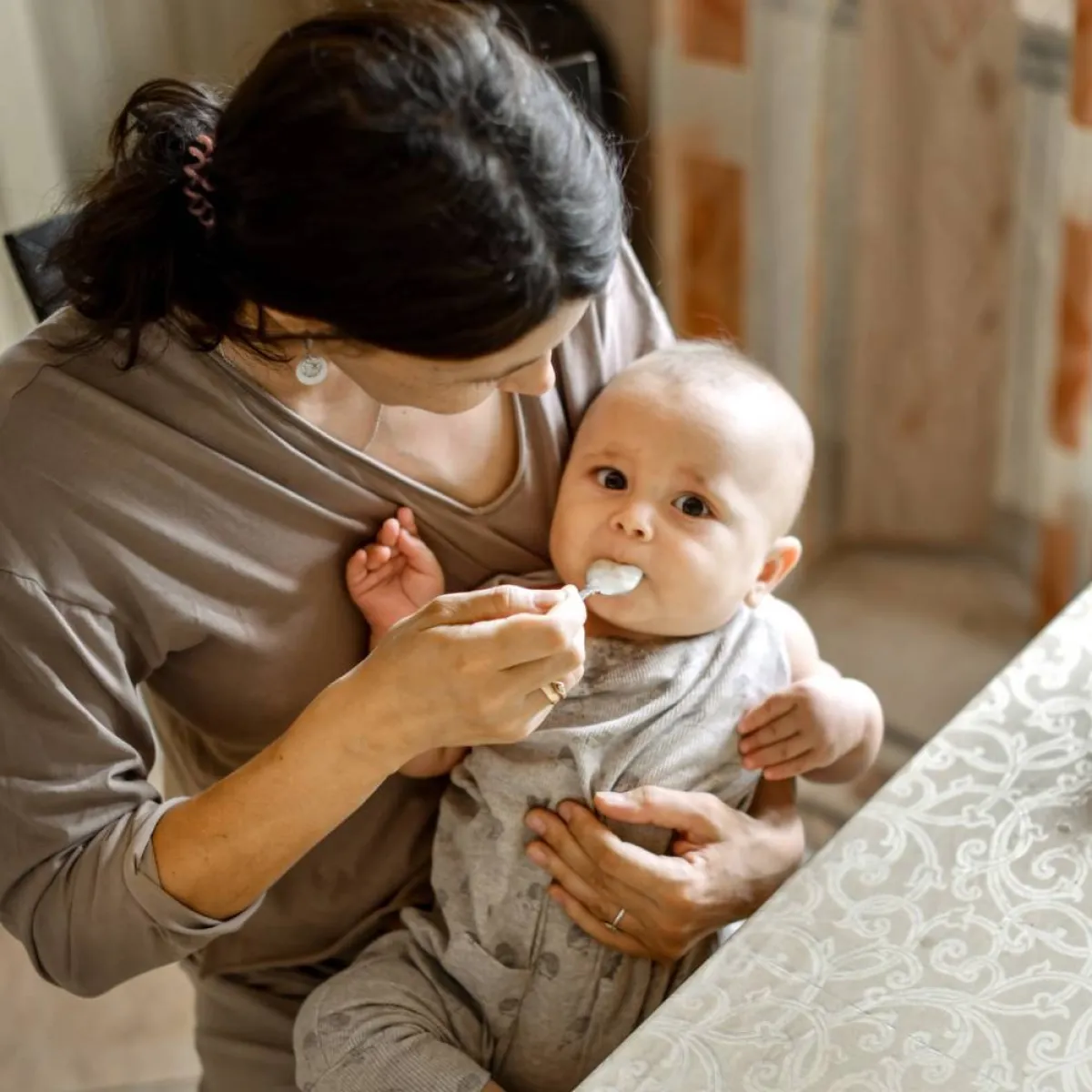 صورة لطفل يتناول طعاماً صلباً