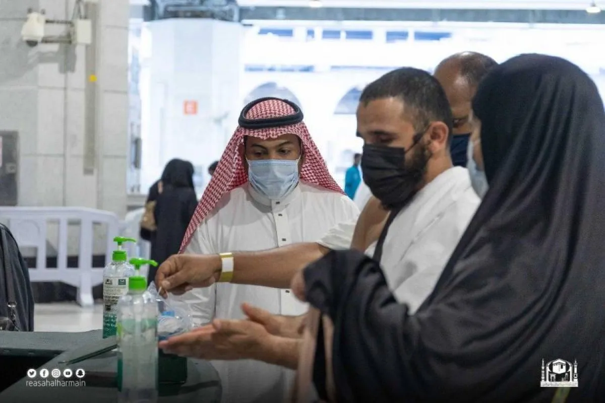 جولة رقابية لمتابعة الإجراءات الاحترازية - الصورة من موقع رئاسة شؤون الحرمين