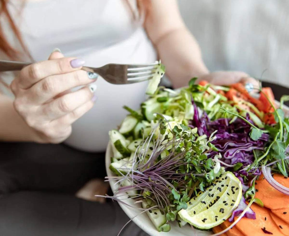 صورة لحامل تأكل