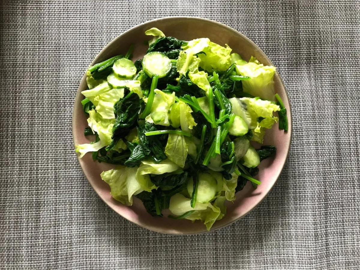 صورة طبق من الخضروات الورقية