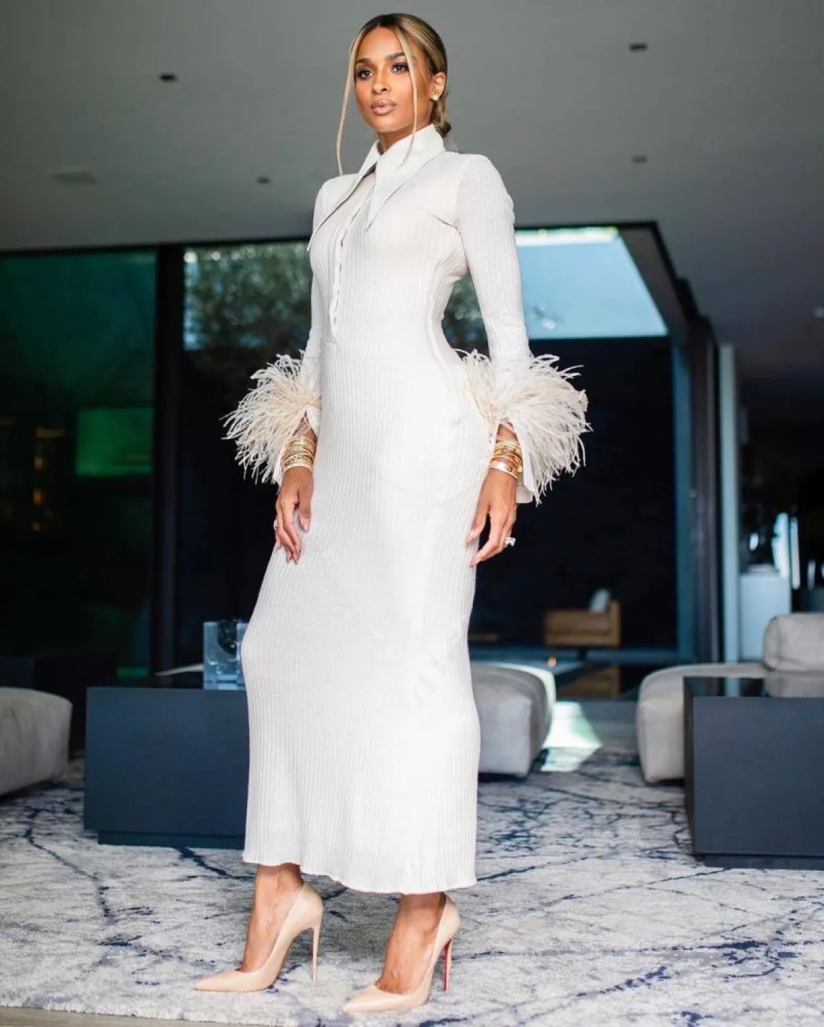 سيارا  ترتدي فستاناً أبيض