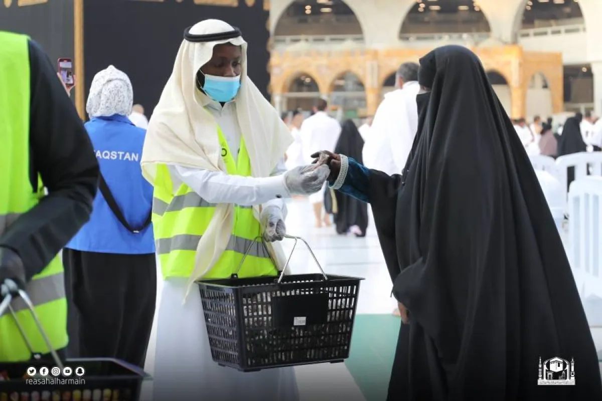 توزيع (2000)وجبة إفطار على قاصدي المسجد الحرام