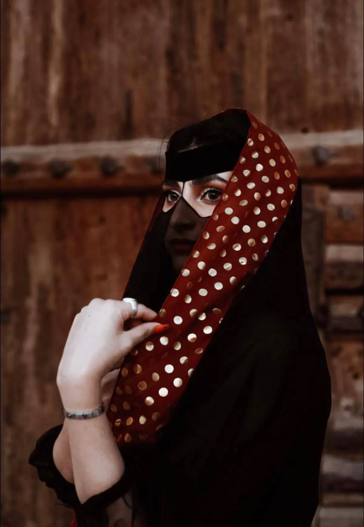 اطلالة المرأه القديمة من تصميم ليونز 