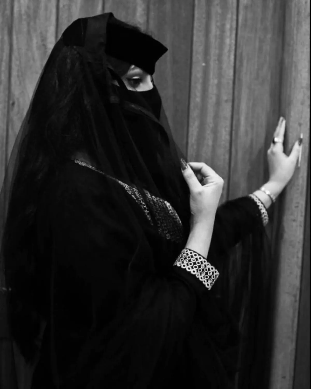 اطلالة المرأه القديمة من تصميم ليونز