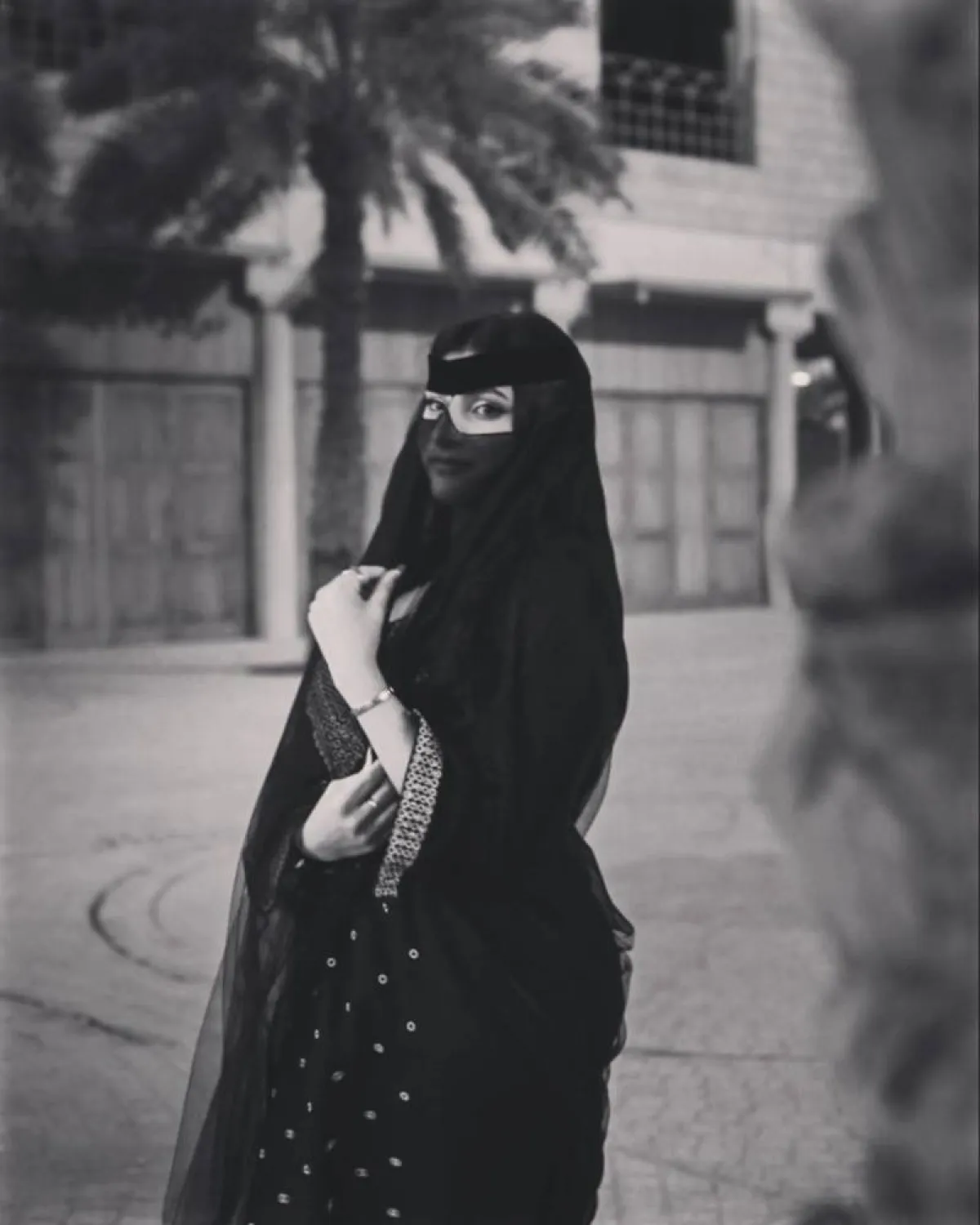 اطلالة المرأة السعودية من تصميم ليونز 