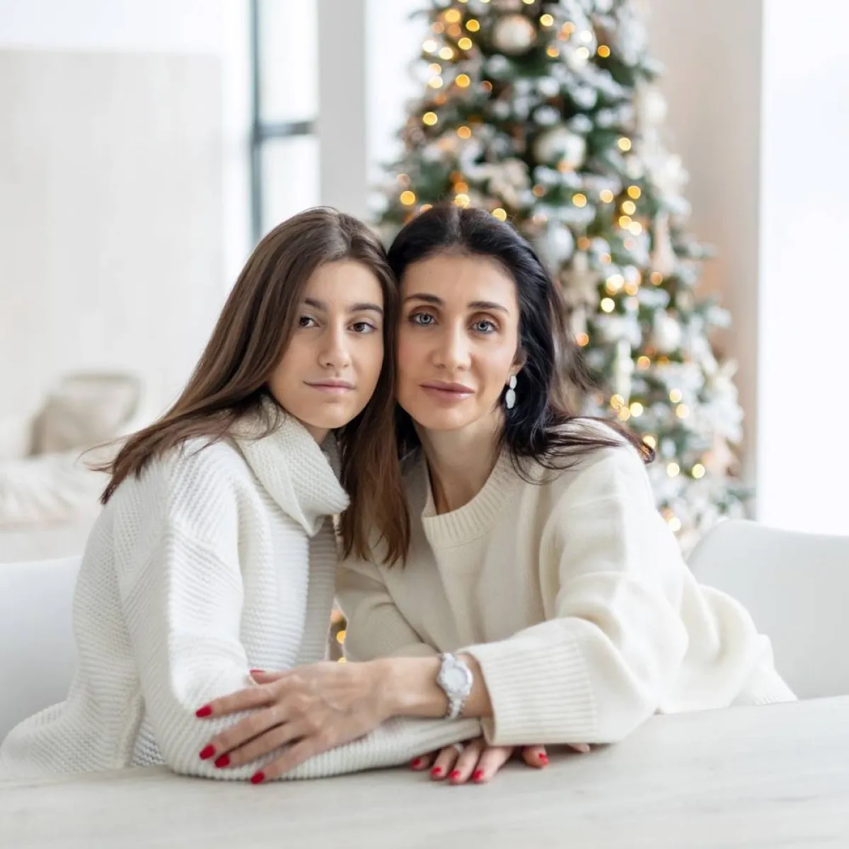 صورة لأم وابنتها المراهقة