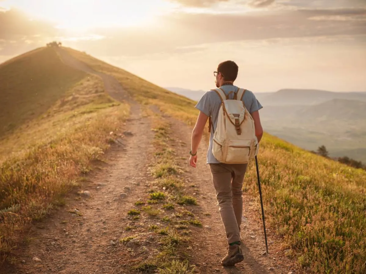 عدم السير في مكان بعيد بالوجهة السياحية