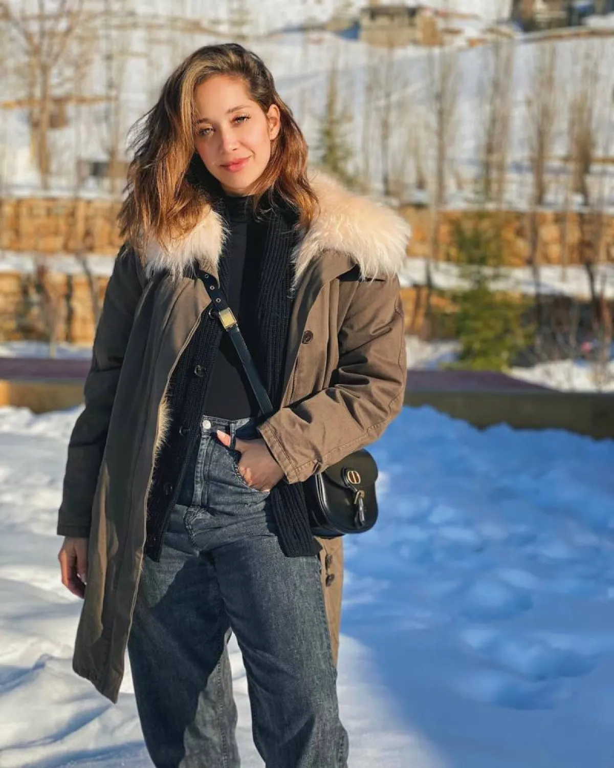 لانا الساحلي بسروال جينز عملي  