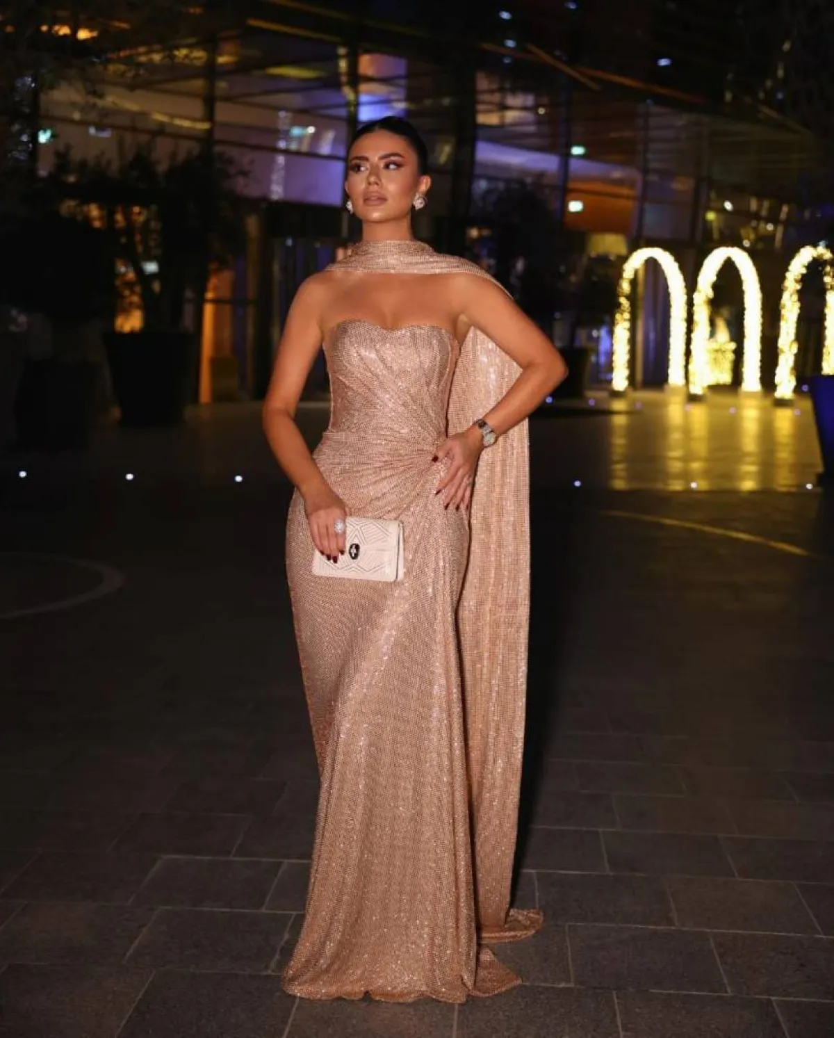 ديما الأسدي بفستان ذهبي ميتاليك 