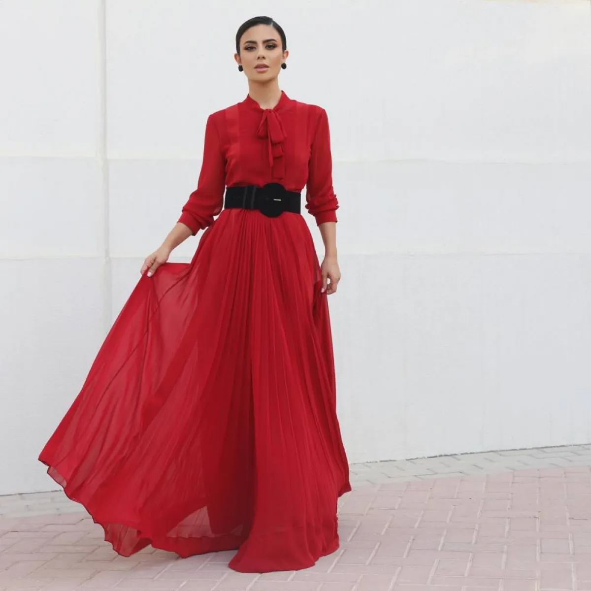 ديما الأسدي بفستان أنثوي 