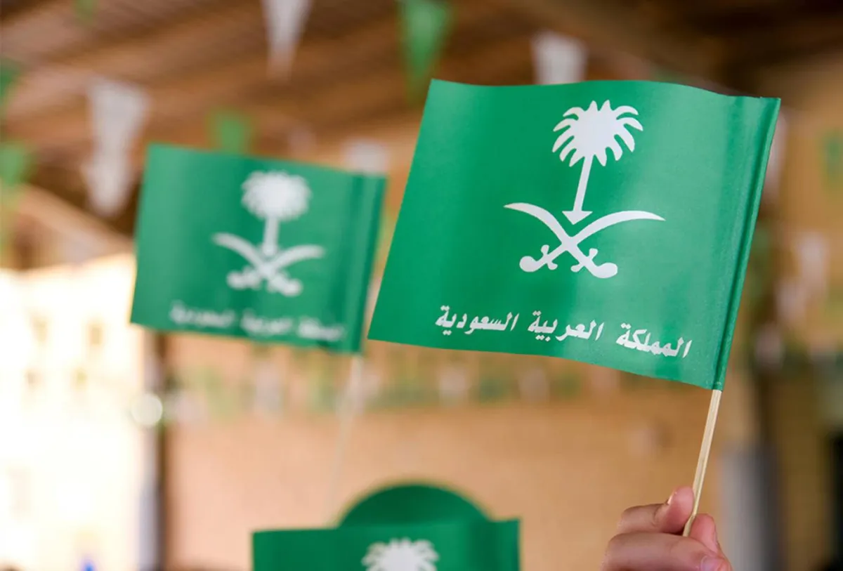 صورة لأعلام المملكة المعدة يدوياً