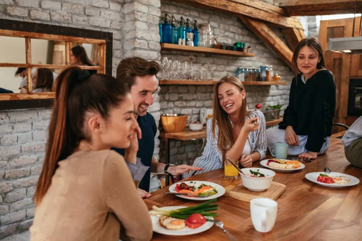 لا بدّ من الضحك بتوازن، أثناء اللقاءات