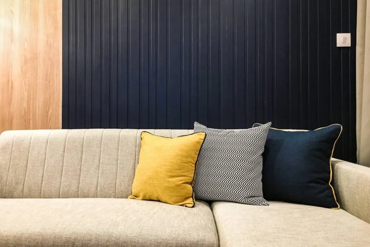 أريكة بيج في غرفة المعيشة الضيّقة