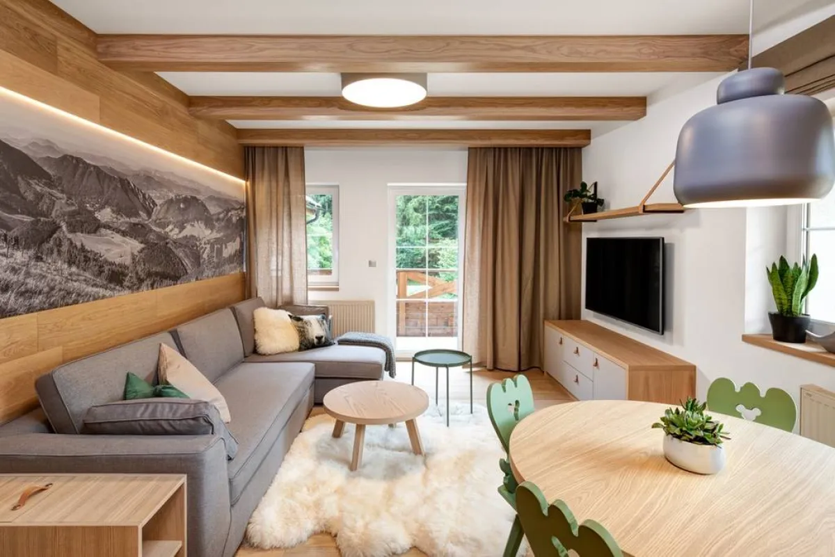 غرفة معيشة بسيطة، مكسوّة أرضيتها بالباركيه الفاتح