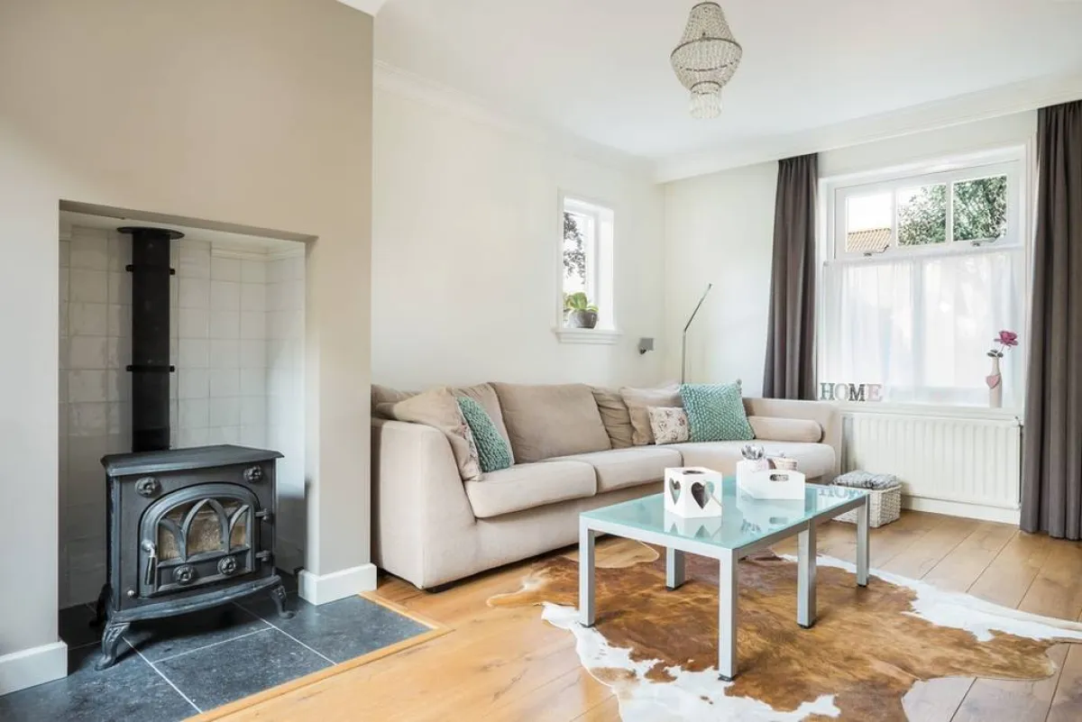 من الهامّ التخلّي عن فكرة شراء الطاولات الجانبيّة، لغرفة المعيشة الضيقة