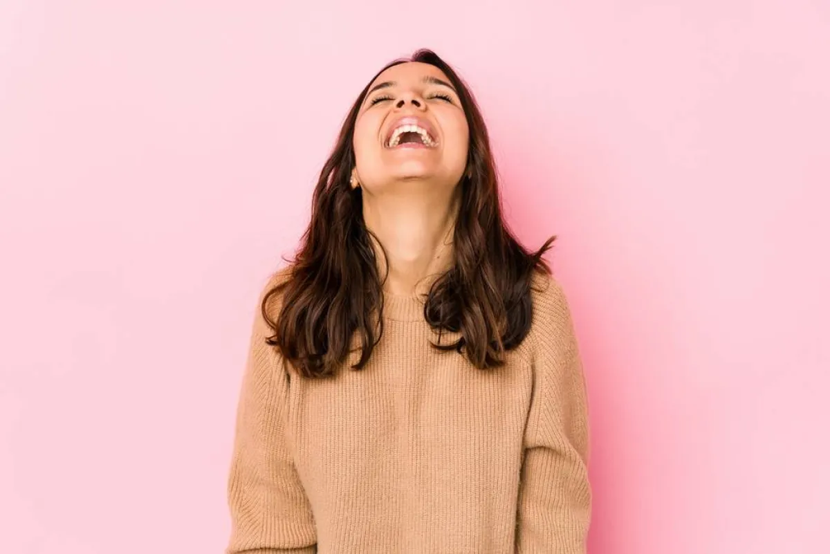 هناك العديد من القواعد الخاصّة بإتيكيت الضحك وآدابه  