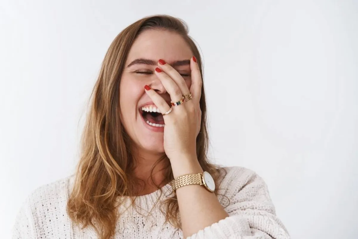 قواعد في إتيكيت الضحك أساسيّة في التعامل مع الناس 