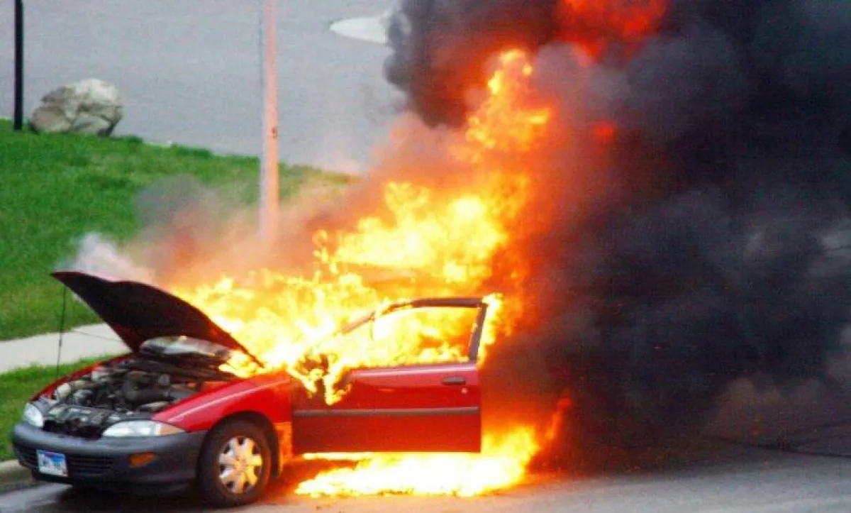 طريقة التعامل مع سيارة تحترق