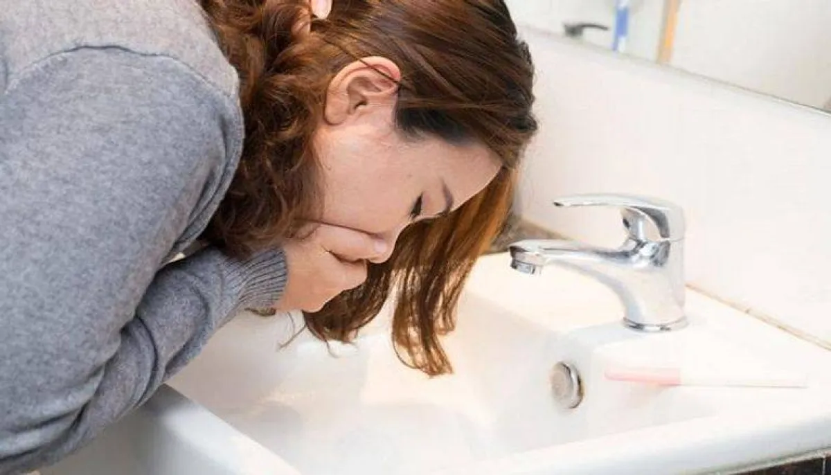 صورة لحامل تتقيأ