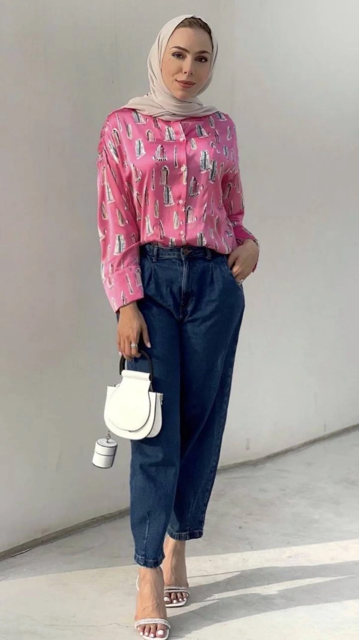 القميص المطبع مع الجينز