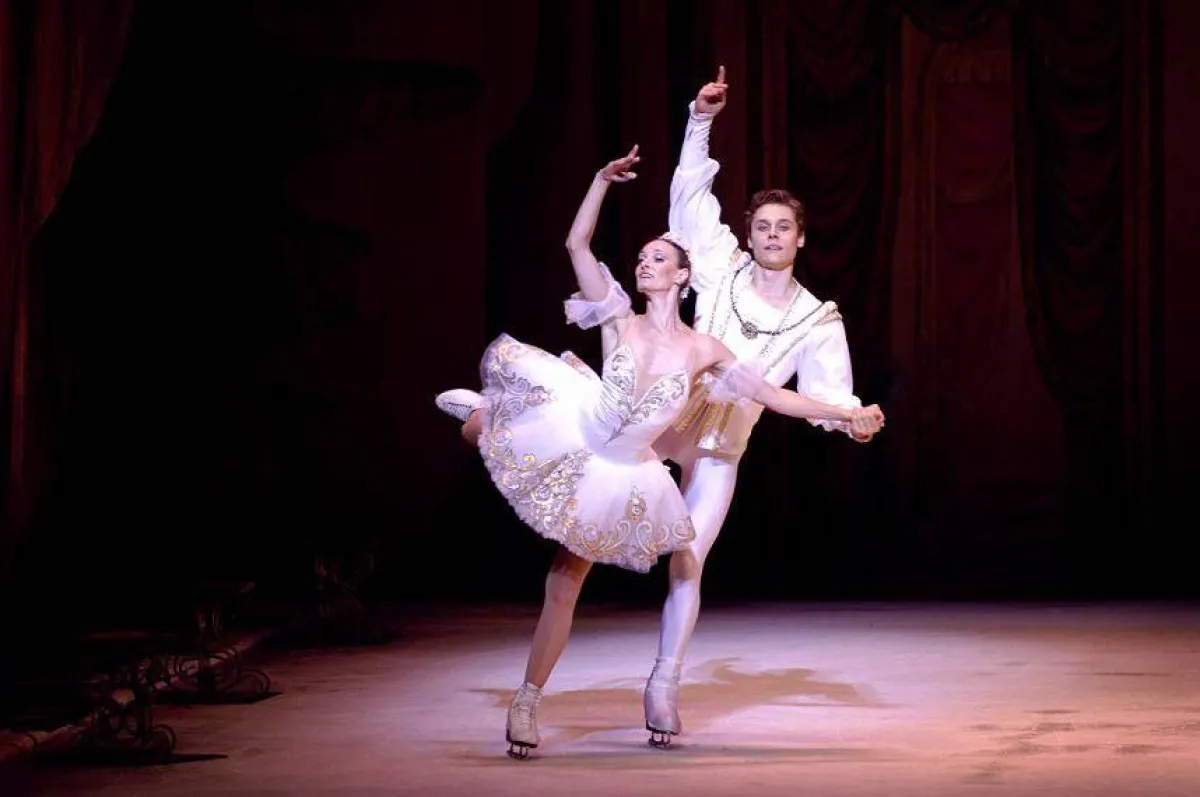 عرض باليه على الجليد