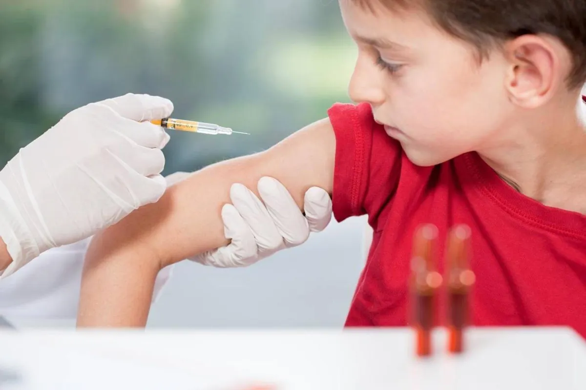 صورة لطفل يتلقى التطعيم