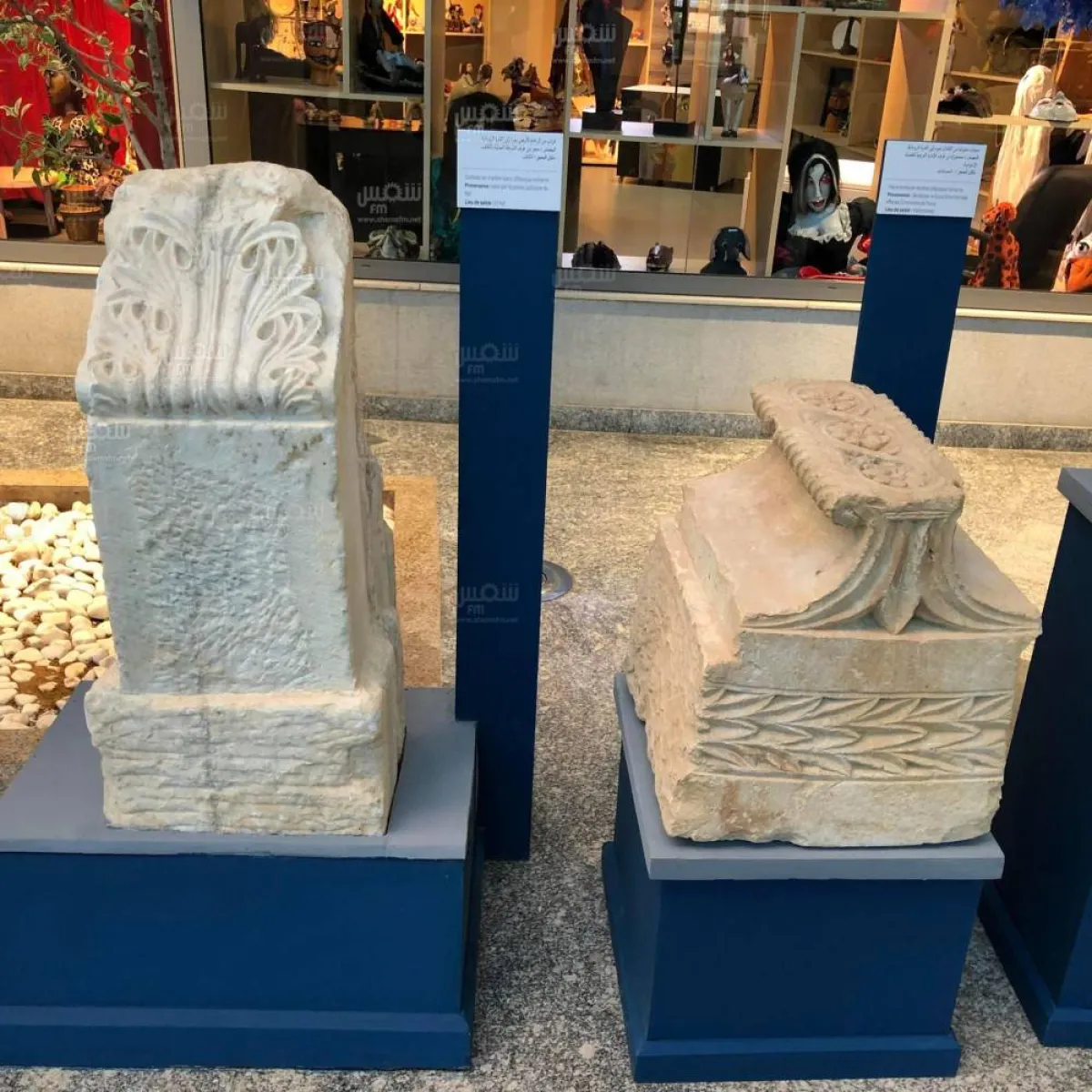 بعض القطع  الاثرية المعروضة  في المعرض