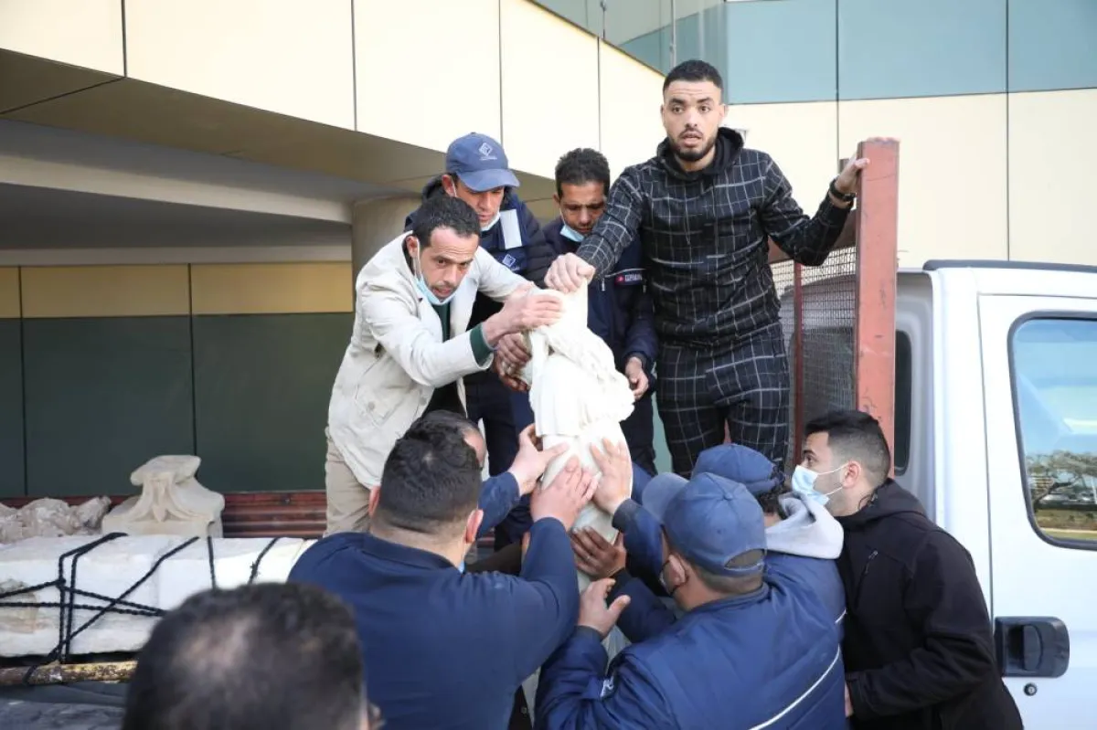 عملية جلب القطع الاثرية الى مقر المعرض