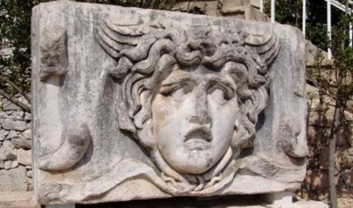 قطعة من الآثار المعروضة