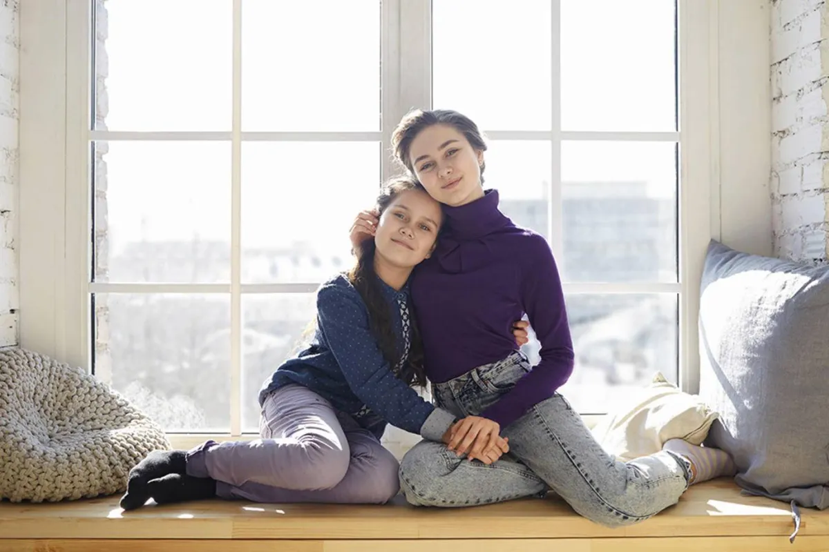 صورة لأم توجه مشاعر ابنتها نحو مصادقتها