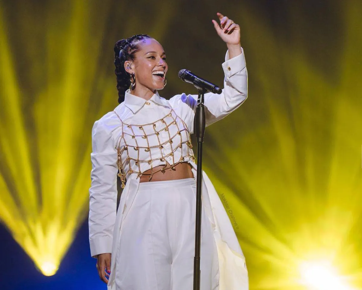 Crop Top من الذهب- الصورة من حساب إليشيا كيز على انستغرام