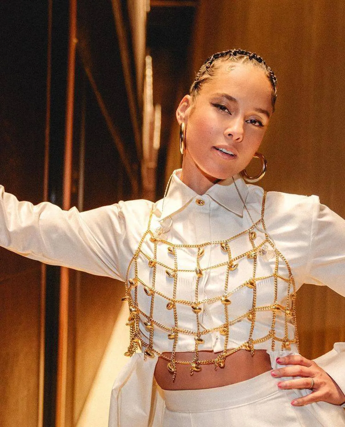 Crop Top من الذهب- الصورة من حساب إليشيا كيز على انستغرام