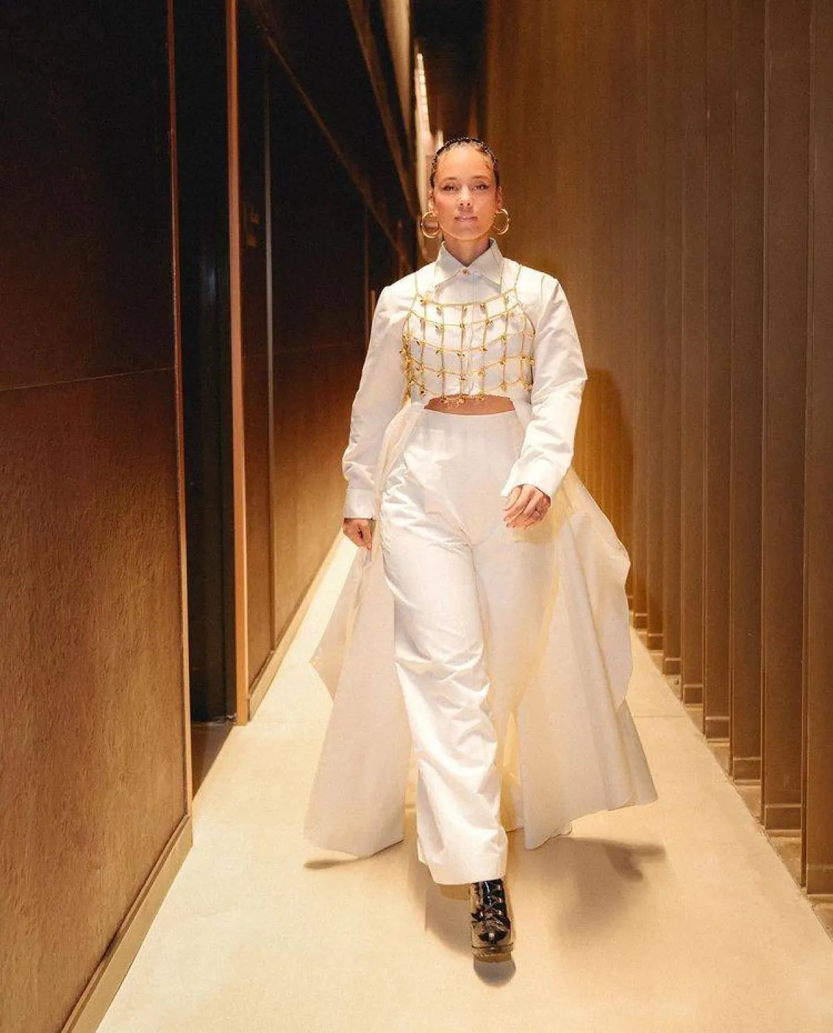 Crop Top من الذهب- الصورة من حساب إليشيا كيز على انستغرام