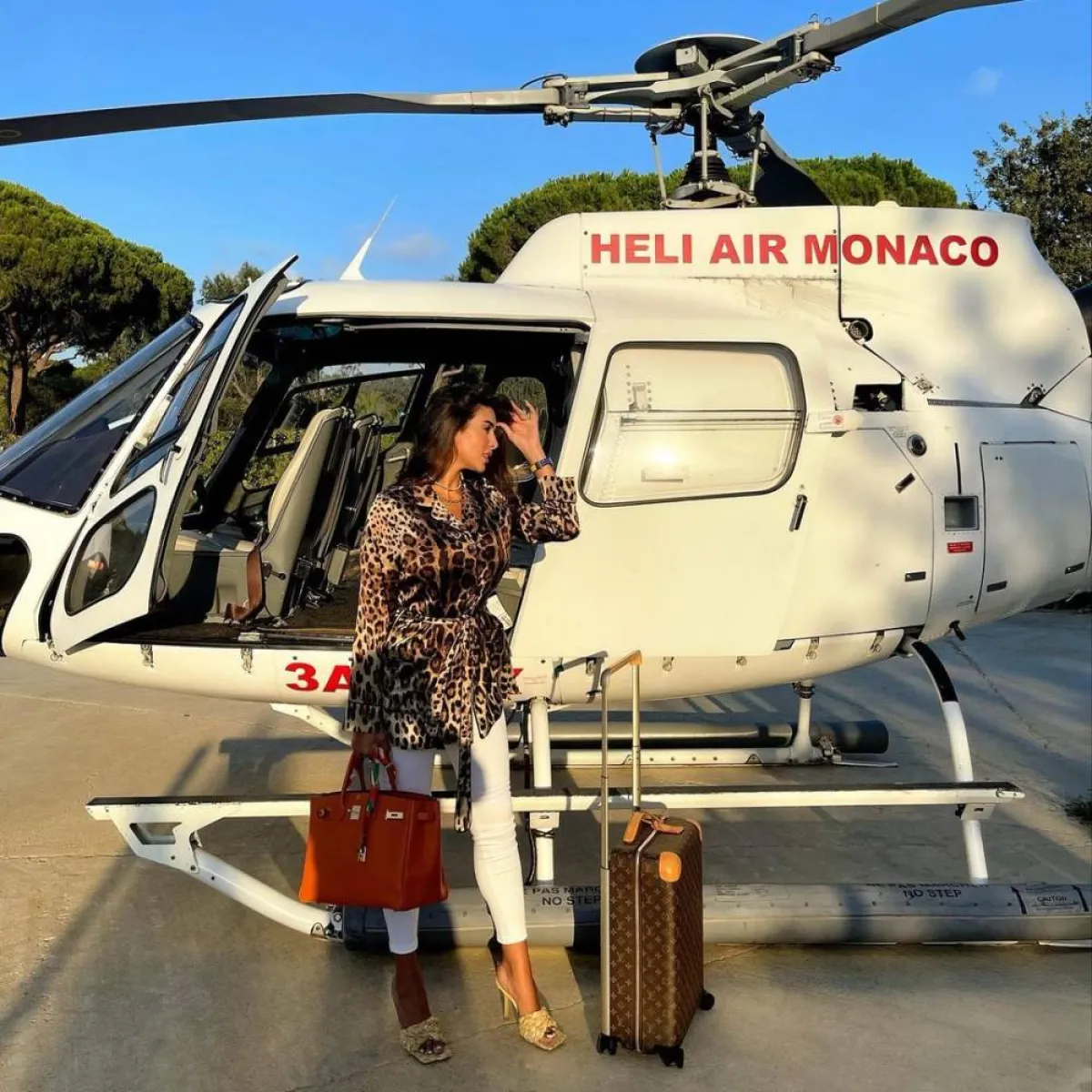 ياسمين صبري ببنطلون جينز أبيض وصندل مفتوح باللون الأصفر الباستيل