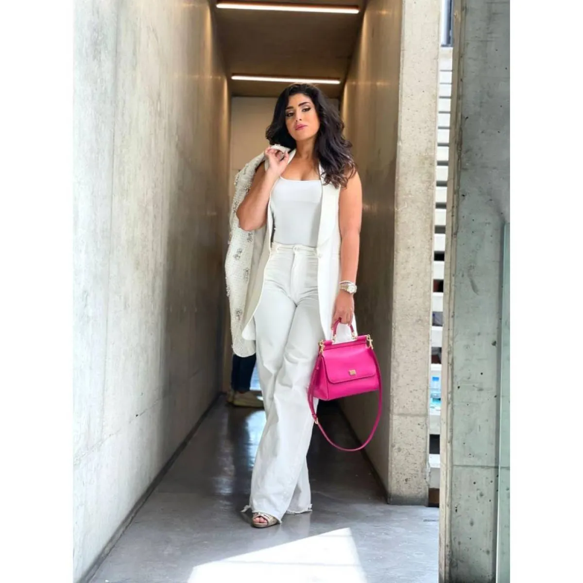 آيتن عامر بنطلون جينز أبيض مع صندل باللون الذهبي