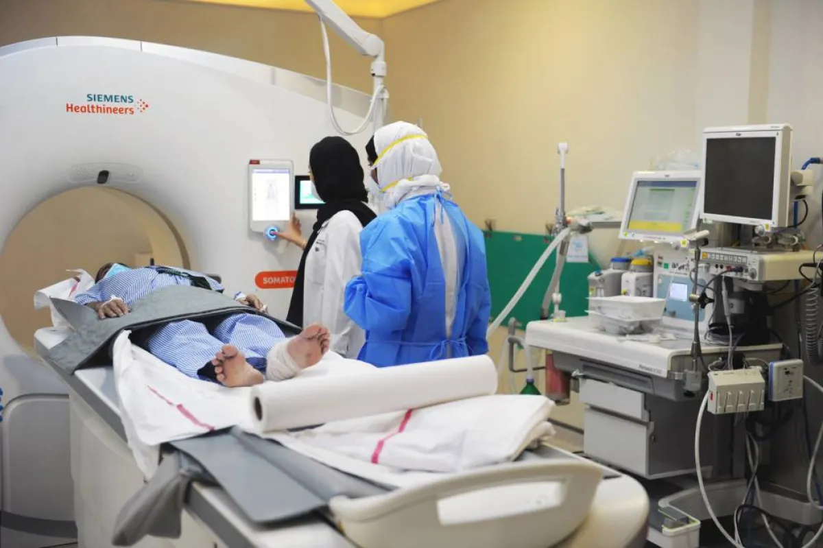 هيئة الصحة في دبي تطبيق نظام متطور لمراقبة الجرعات الإشعاعية. الصورة من "وام"