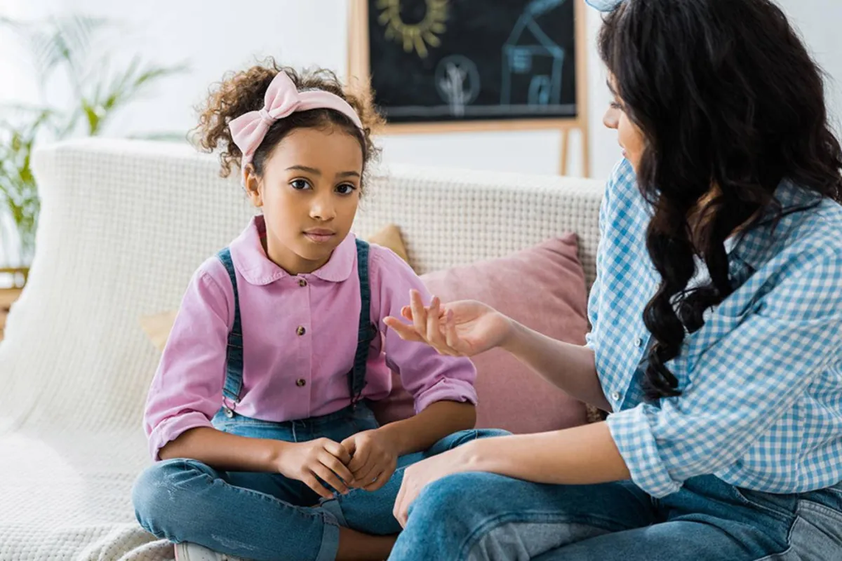 صورة لطفلة وأمها