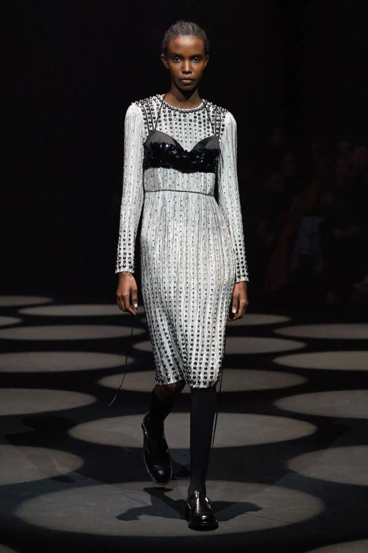 فستان فضي مزدان بمسامير معدنية من إردم