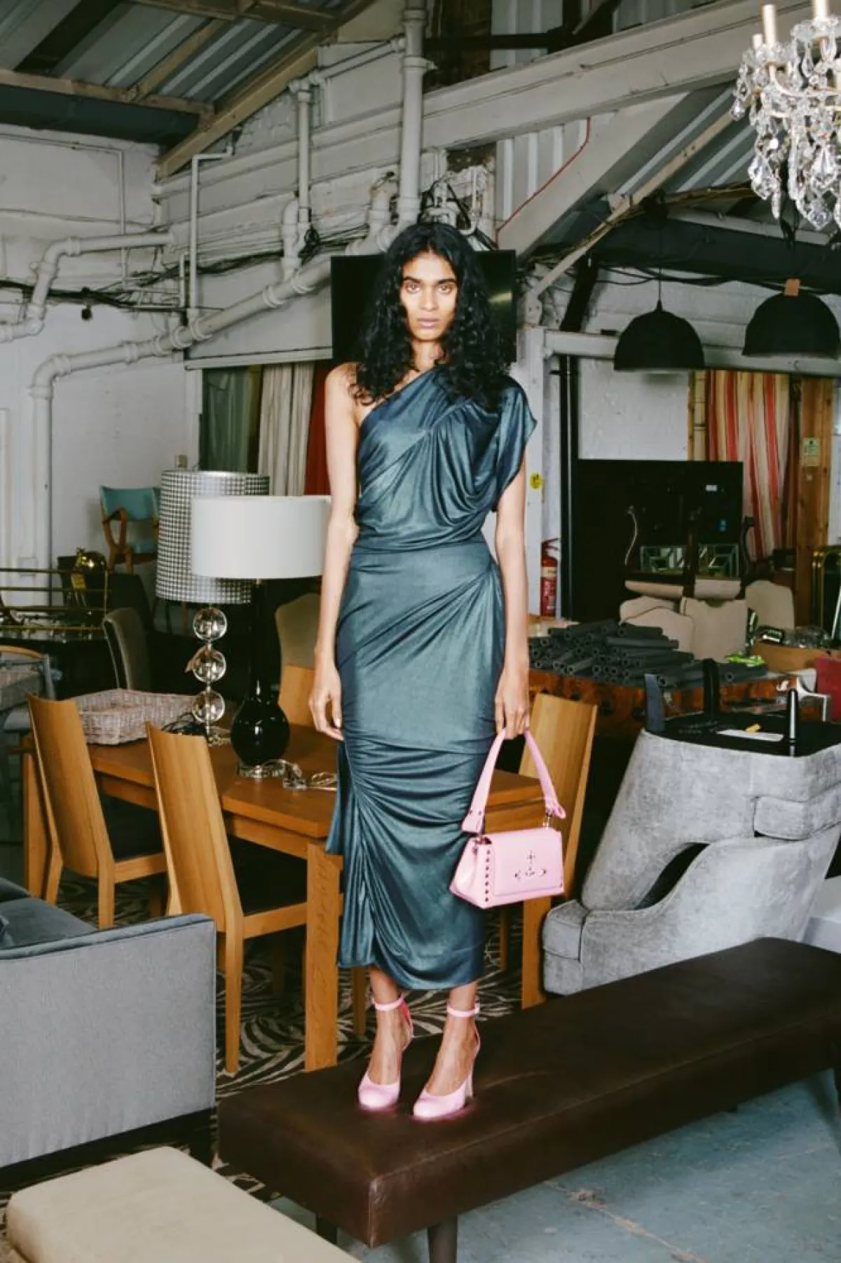 فستان من الحرير بقصة ميدي من فيفيان وستوود