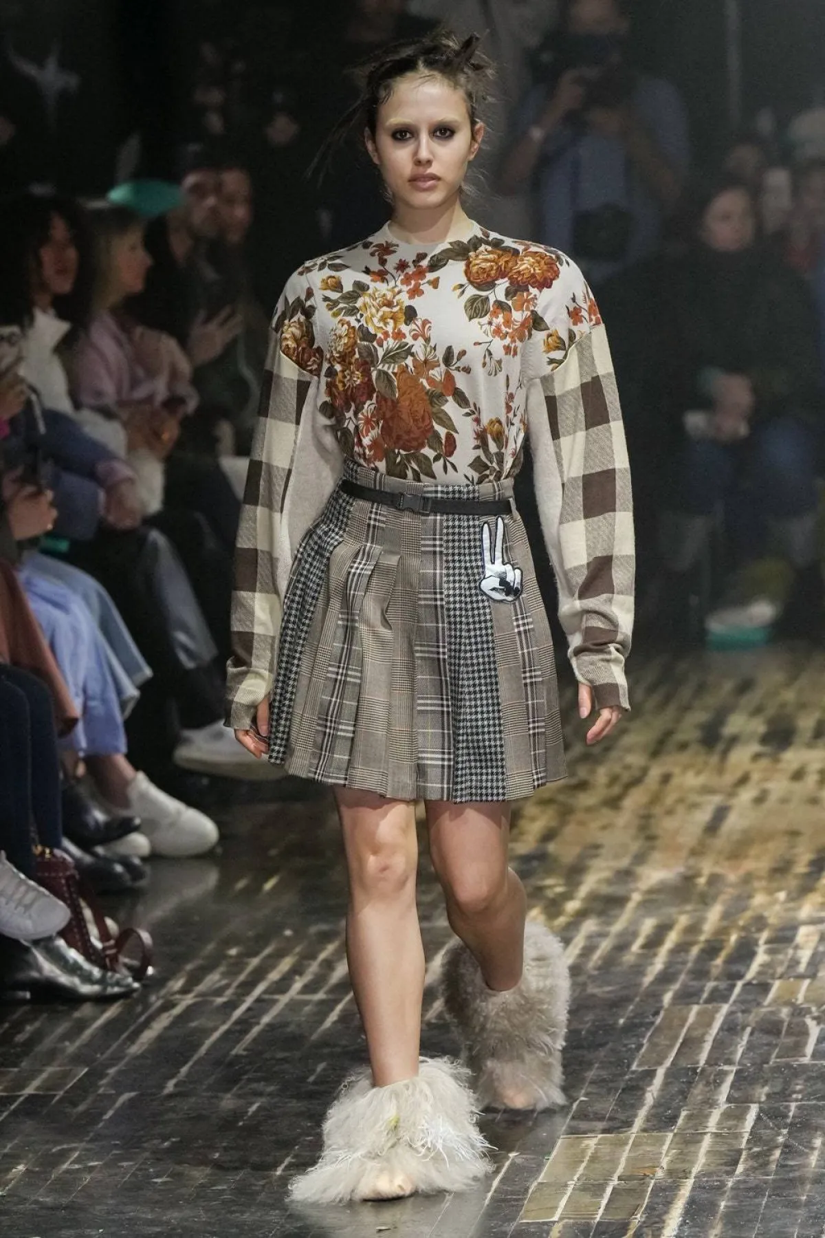 قميص مطبع وحذاء من الفرو لدى ماركة برين