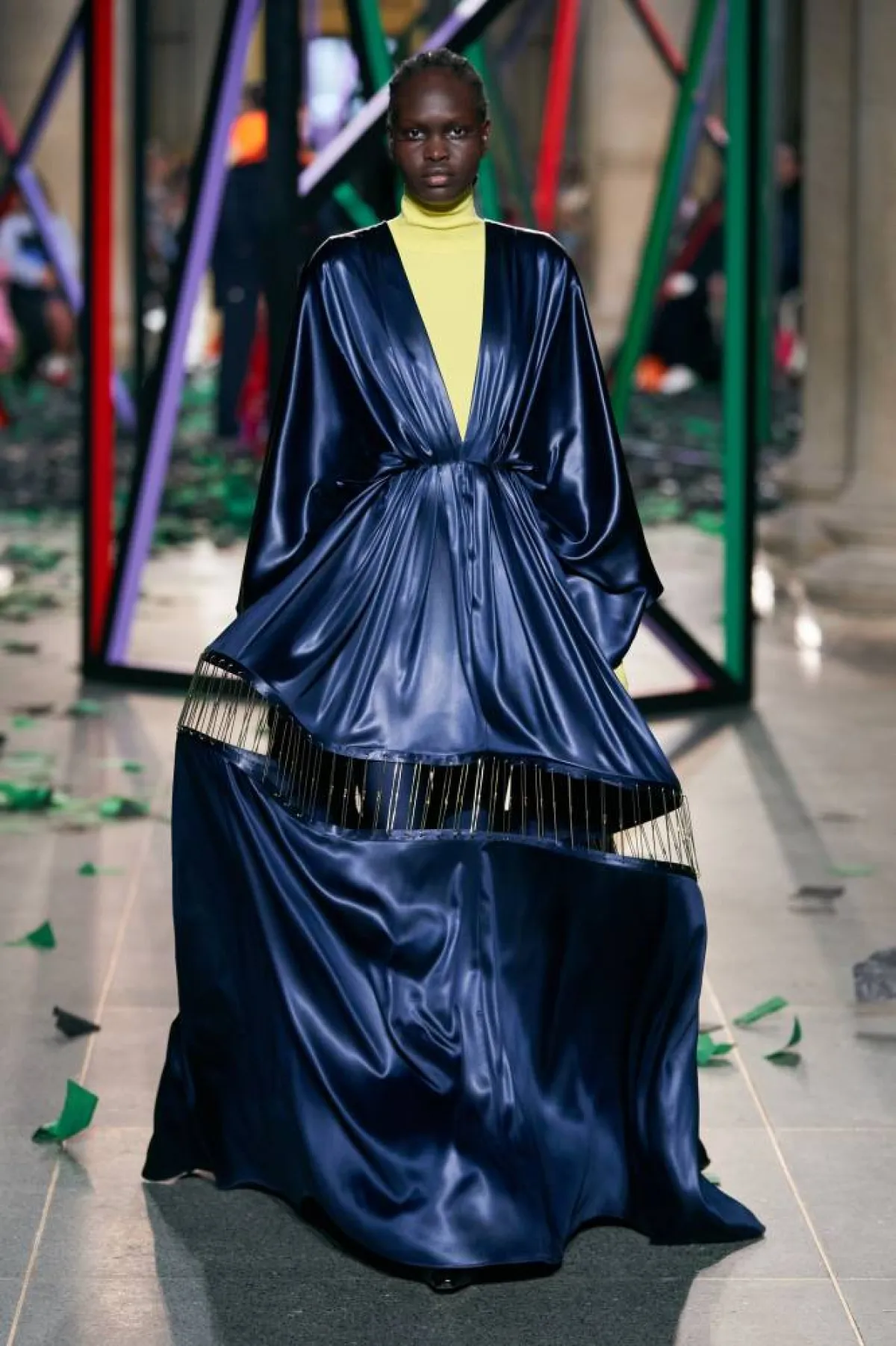 فستان لاميه أزرق مع بلوزة حريرية صفراء من روكساندا