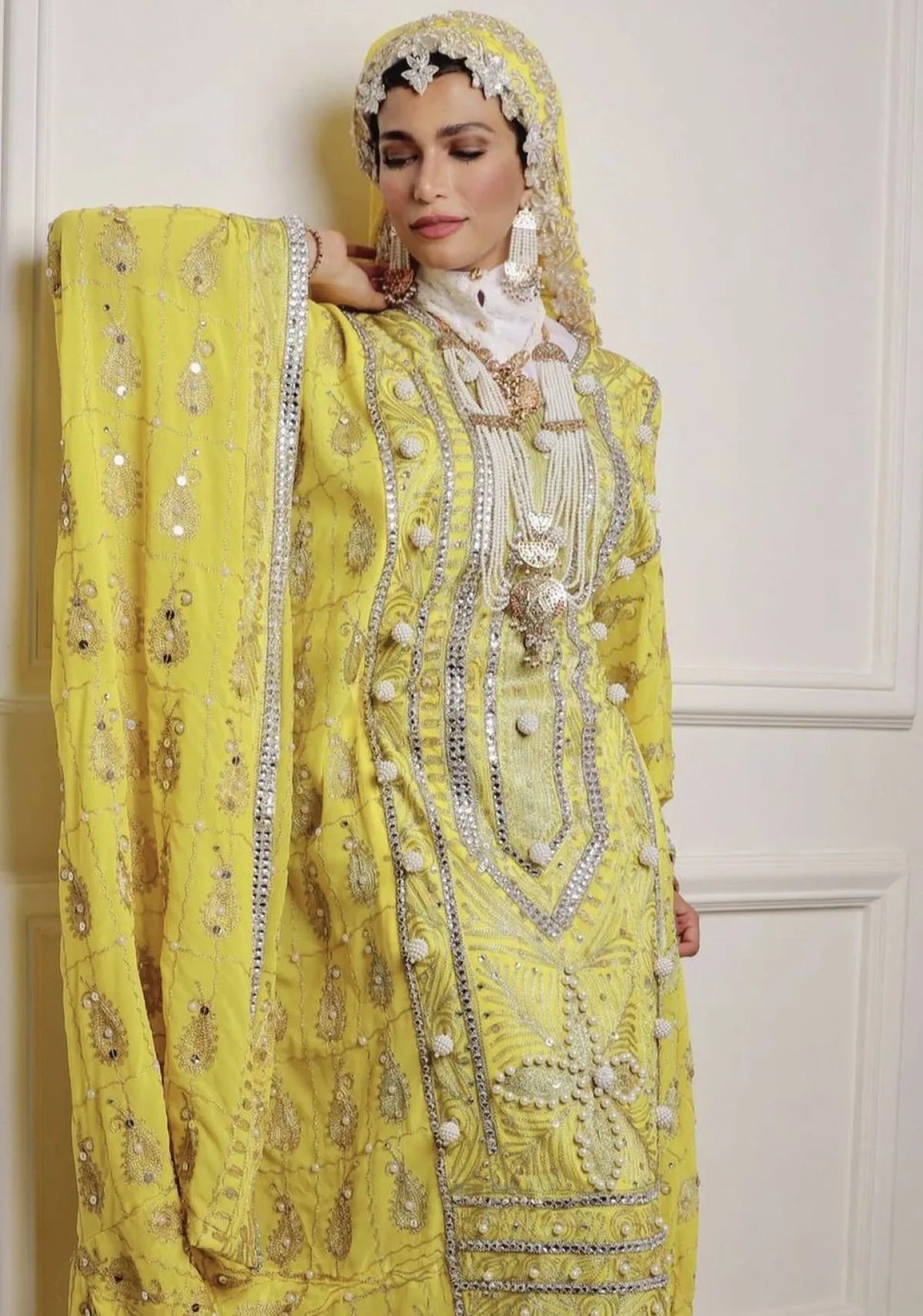 الازياء المطرزة