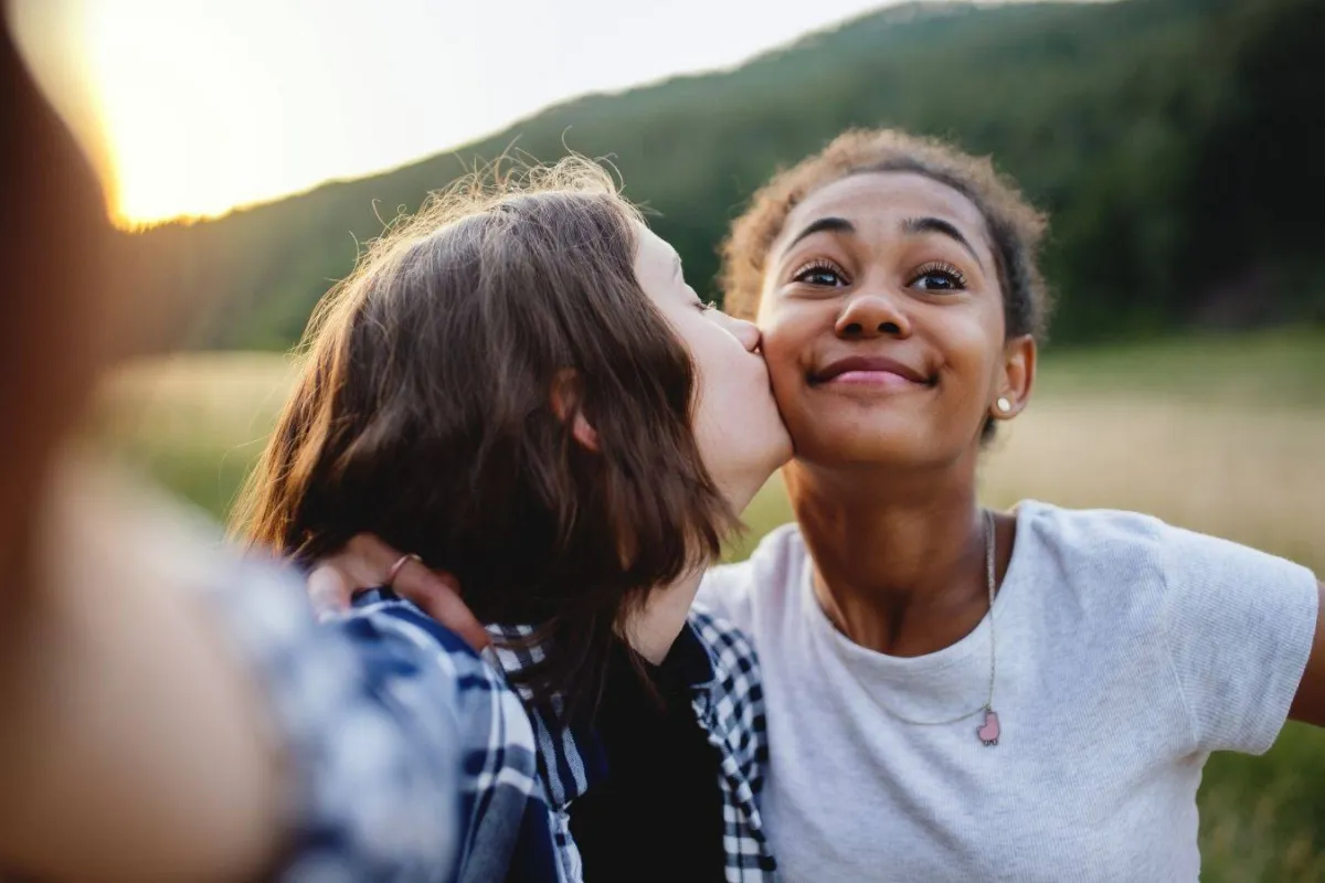 عادات التقبيل بين الشعوب