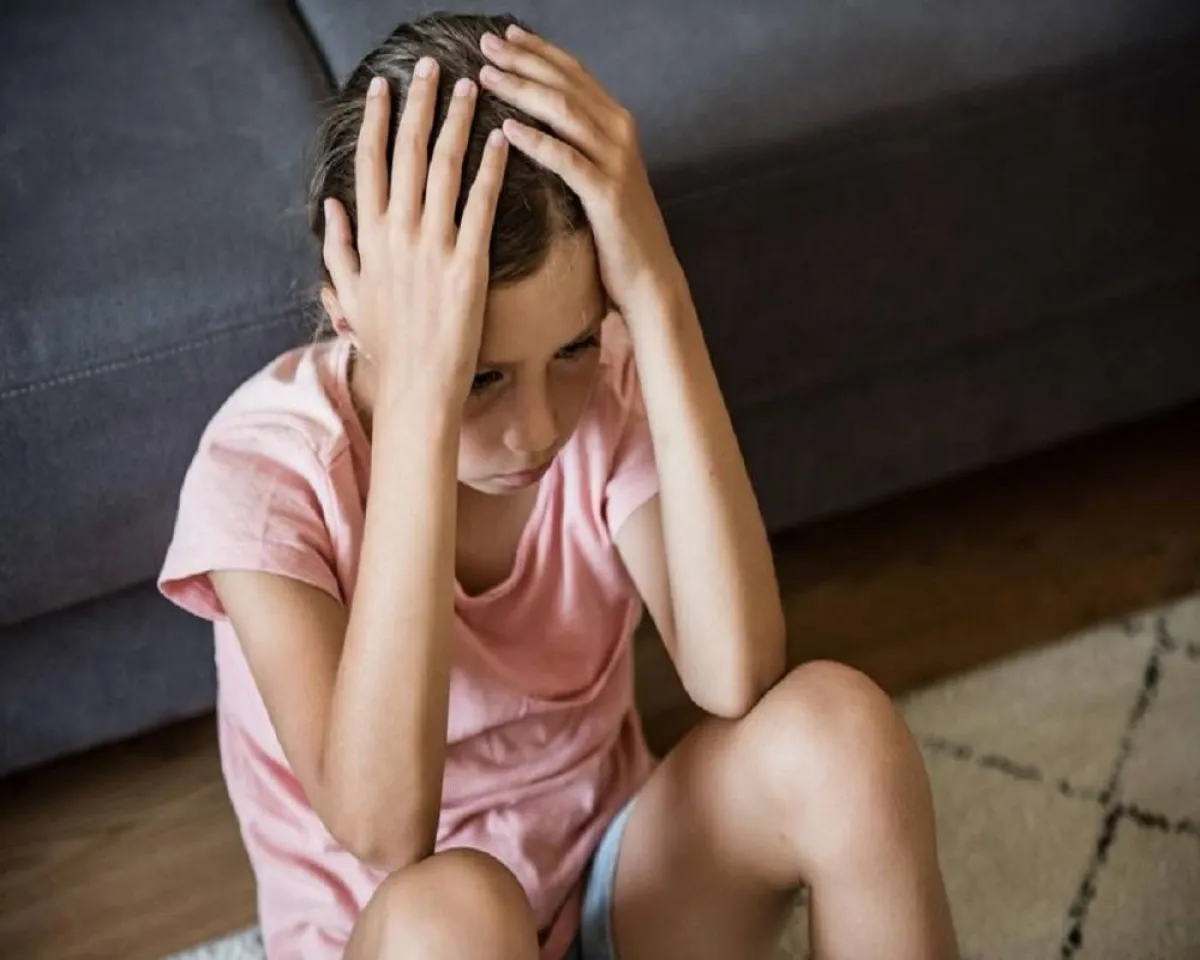 صورة لطفلة تعاني من الصداع