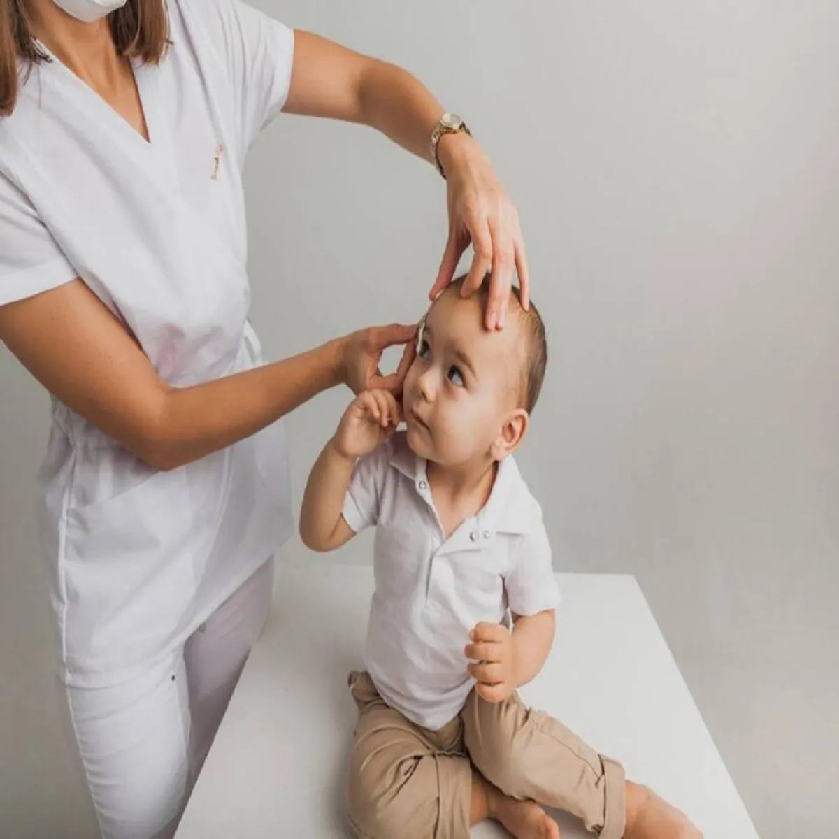 صورة لطبيبة تقوم بتشخيص إصابات  الرأس