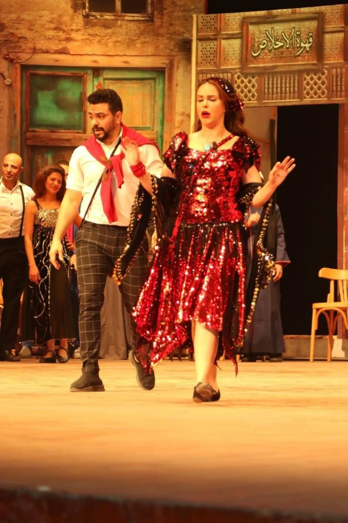 كريم مع الفنانة دنيا عبد العزيز في مسرحية «زقاق المدق» - الصورة من حسابه على فيسبوك