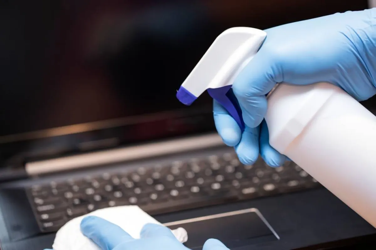 ينصح بعدم رش المنظف على الشاشة مباشرة