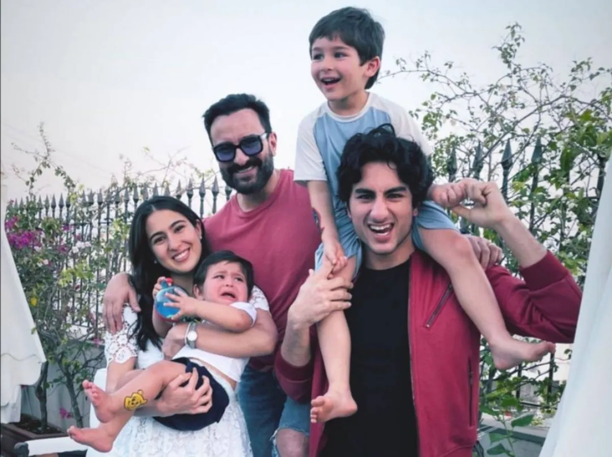 سيف علي خان محاطاً بأبنائه الأربعة- الصورة من قصص إنستغرام كارينا كابور