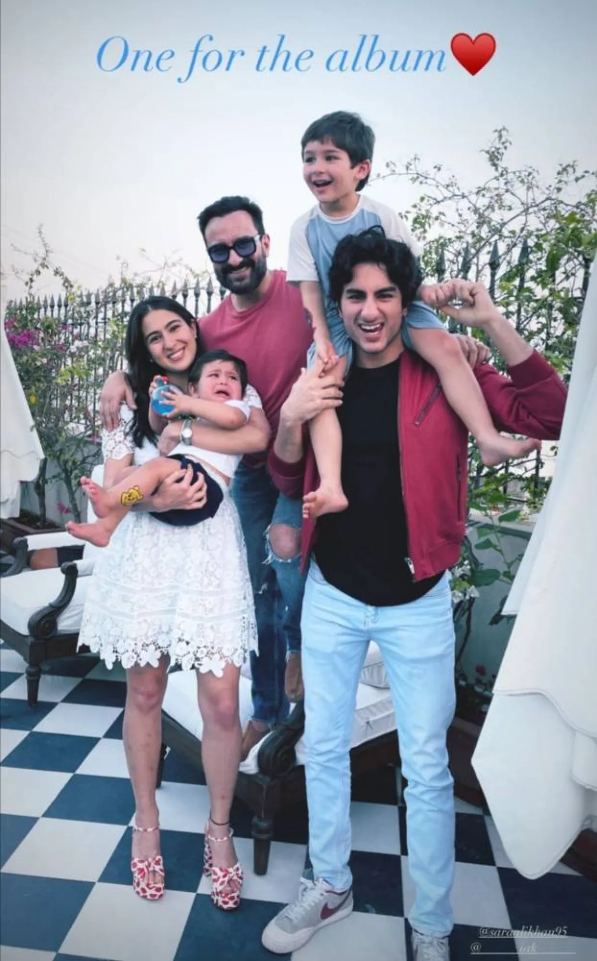 سيف علي خان مع أبنائه الأربعة- الصورة من قصص إنستغرام كارينا كابور
